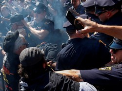 Coba Bakar Bendera AS di Dekat Konvensi Republik, 18 Demonstran Ditangkap