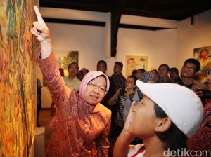 Risma Buka Pameran Lukisan di Jakarta