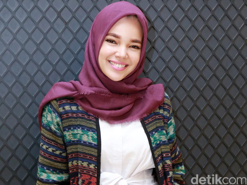Dewi Sandra Cerita Soal Ustad yang Bikin Dia Mantab Berhijab Dewi Sandra Cerita Soal Ustad yang Bikin Dia Mantab Berhijab