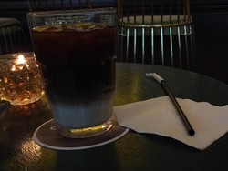 Posisi Sedotan di Kopi Es Vietnam yang Menentukan