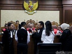 Debat Panjang Soal Susu dan Es Batu di Kopi Mirna