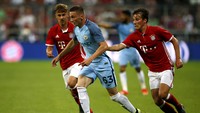 Sinan Bytyqi berusaha melewati dua pemain Bayern. Michaela Rehle