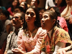 Bioskop Bisik Obati Dahaga Kaum Tunanetra yang Ingin Nikmati Film