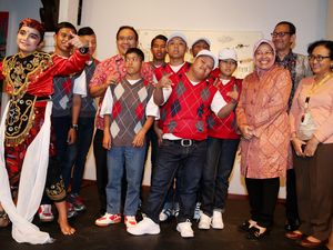 Risma Buka Pameran Lukisan Anak Berkebutuhan Khusus di Jakarta