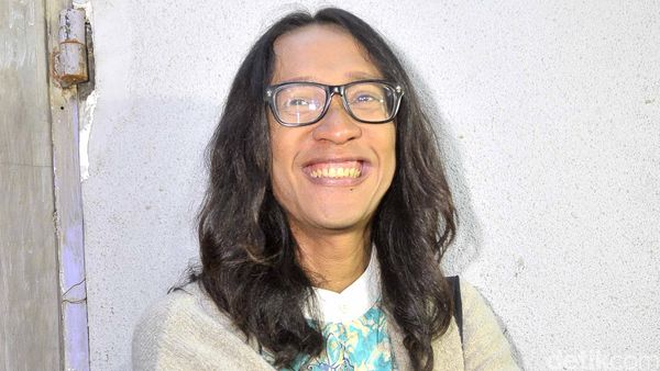 Aming Tampil Sendiri di Depan Media