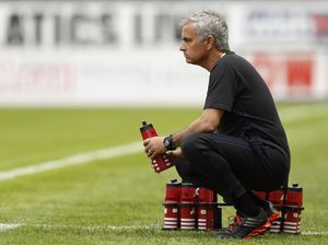 Terbang ke China, Mourinho Rela Duduk di Kelas Ekonomi