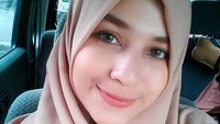 7 Gaya Hijab Mona Rizqia, Putri Cantik Pelawak Kadir yang Jadi Atensi