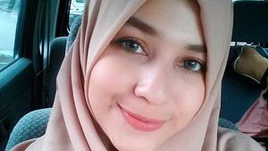 7 Gaya Hijab Mona Rizqia, Putri Cantik Pelawak Kadir yang Jadi Atensi