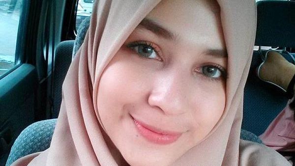 7 Gaya Hijab Mona Rizqia, Putri Cantik Pelawak Kadir yang Jadi Atensi