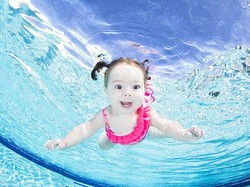 Foto: Menggemaskan, Ketika Bayi-bayi Berpose di Dalam Air