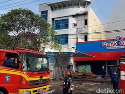 Kobaran Api di Cafe Glass Sudah Berhasil Dijinakkan