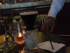 Melihat Cara Penyajian Es Kopi Vietnam di Kafe Olivier