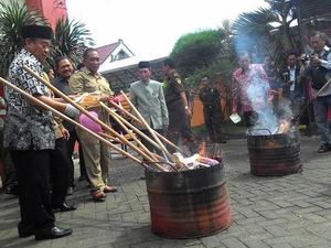 Ribuan Pil Koplo dan Karnopen Dimusnahkan Kejari Lamongan