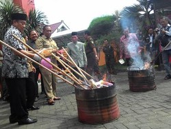 Ribuan Pil Koplo dan Karnopen Dimusnahkan Kejari Lamongan