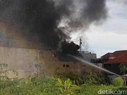 Dua Petugas PMK Pingsan Saat Padamkan Kebakaran Cafe Glass