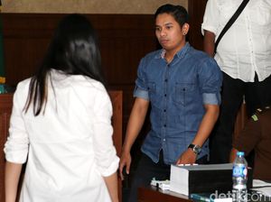 Sisa Kopi Mirna Dipindahkan ke Botol untuk Dicek di Laboratorium