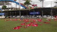 Jemuran kostum para pemain seusai berlatih, sambil menunggu sesi berikutnya.