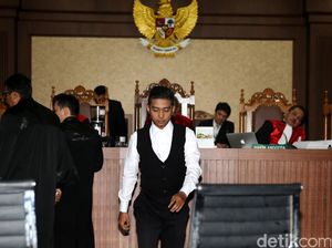 Pengacara Jessica dan Hakim Binsar Berondong Barista Soal Air Panas