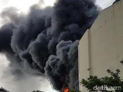 Cafe Glass Terbakar, Asap Hitam Tebal Membumbung Tinggi