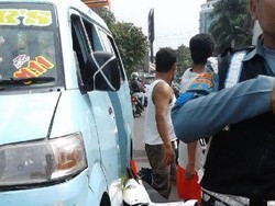 Ditabrak Mikrolet, Petugas Dishub Jakbar Terseret 25 Meter