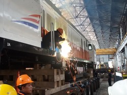 Luhut Minta KAI Pakai Komponen dan Kereta Made in Indonesia