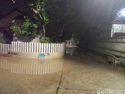 135 Warga Mengungsi Akibat Banjir di Jl Perdatam Ulujami, Jakarta Selatan