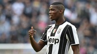 Paul Pogba lalu memakai nomor 10 selepas Tevez hengkang. Ia hanya bertahan semusim memakai nomor itu sebelum hijrah ke Manchester United. Foto: Valerio Pennicino/Getty Images
