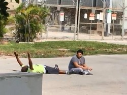 Pria AS Ditembak Polisi Usai Angkat Tangan ke Atas dan Berbaring di Aspal