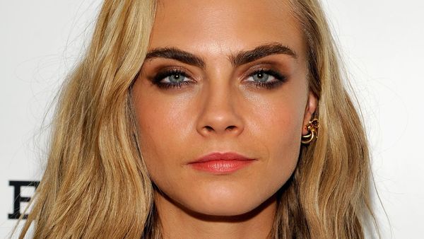 Cara Delevingne Lebih Cocok Rambut Panjang atau Pendek?