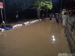 Tanggul Jebol di Ulujami Ditambal Pakai Karung oleh Pasukan Biru dan Warga