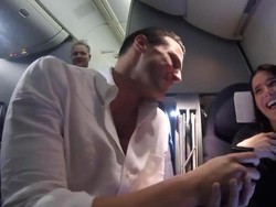 Niat Banget! Lamar Pacar di Pesawat, Traveler Ini Bikin Video Penerbangan