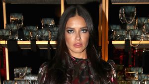 Adriana Lima Seksi Pamer Kaki Jenjang
