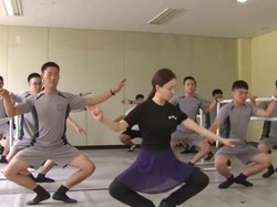 Lucunya Saat Tentara-tentara Korea Selatan Menari Balet untuk Redakan Stres