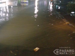 Banjir, Jalan Puri Kembangan Arah Kedoya Tak Bisa Dilintasi Kendaraan