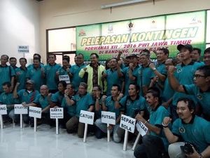 Wagub Lepas Kontingen Atlet Porwanas Jawa Timur ke Bandung Wagub Lepas Kontingen Atlet Porwanas Jawa Timur ke Bandung