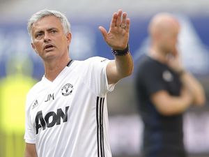 Mourinho Siap Dengarkan Suara Para Legenda MU