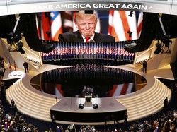 Saat Donald Trump Izinkan Rambutnya Dipegang Pembawa Acara TV