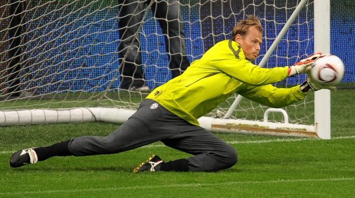 Alex Manninger saat menjadi pemain Juventus. (Foto: Andrew Yates / AFP)