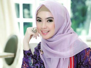 Foto: Padu Padan Elegan Berhijab dengan Batik Ala Ingrid Kansil