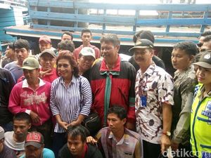 Ini Gaya Susi Berfoto Bareng Nelayan Muara Baru