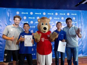 Ini Dua Remaja Indonesia yang Akan Ikuti Pelatihan Sepakbola di Akademi Bayern Munich Ini Dua Remaja Indonesia yang Akan Ikuti Pelatihan Sepakbola di Akademi Bayern Munich