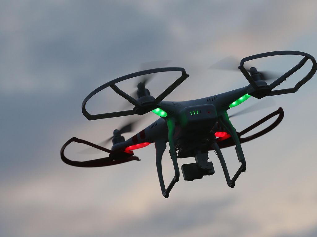 Drone Dipakai Awasi Orang Keluyuran, Minta #Dirumahaja Drone Dipakai Awasi Orang Keluyuran, Minta #Dirumahaja