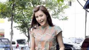Wuzz... Tiupan Angin Bikin Olga Lydia Sulit Berpose