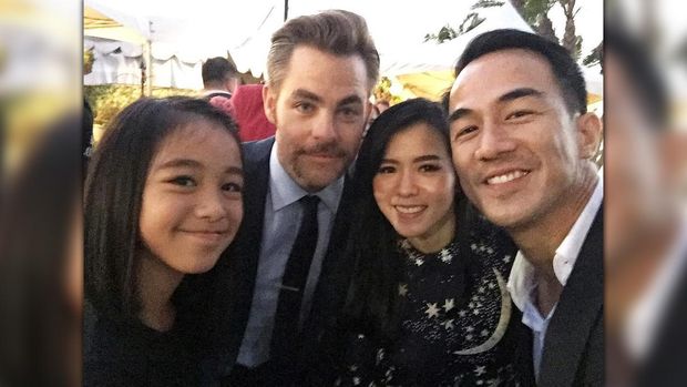 Joe Taslim bersama Chris Pine, yang berakting bersamanya di 'Star Trek Beyond.'