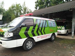 Begini Cara Relawan Bermotor Memandu Mobil Ambulans
