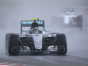 Hujan, Insiden, dan Empat Bendera Merah Saat Rosberg Raih Pole