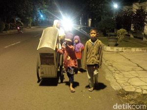 Srianah dan 3 Anak Jalan Kaki Belasan Km untuk Jual Kue: Kami Tak Mau Ngemis!