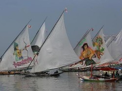 Meriahnya Lomba Perahu Layar di Pesisir Bulak Surabaya