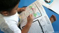 Pasien Anak Unjuk Kebolehan dalam Mewarnai