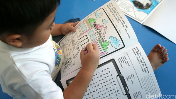 Pasien Anak Unjuk Kebolehan dalam Mewarnai